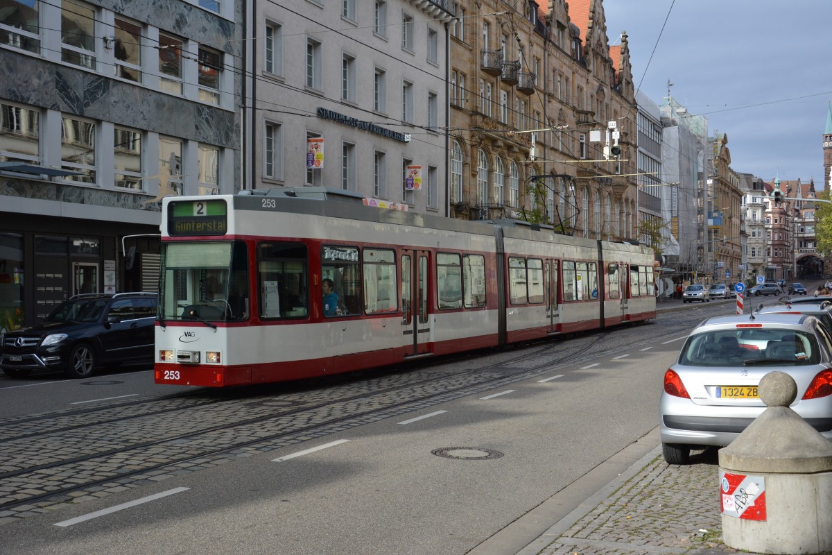 Diese Duewag GT8Z mit der Nummer  253  fährt am 18.10.2015 auf der Linie 2 durch Freiburg im Breisgau.
