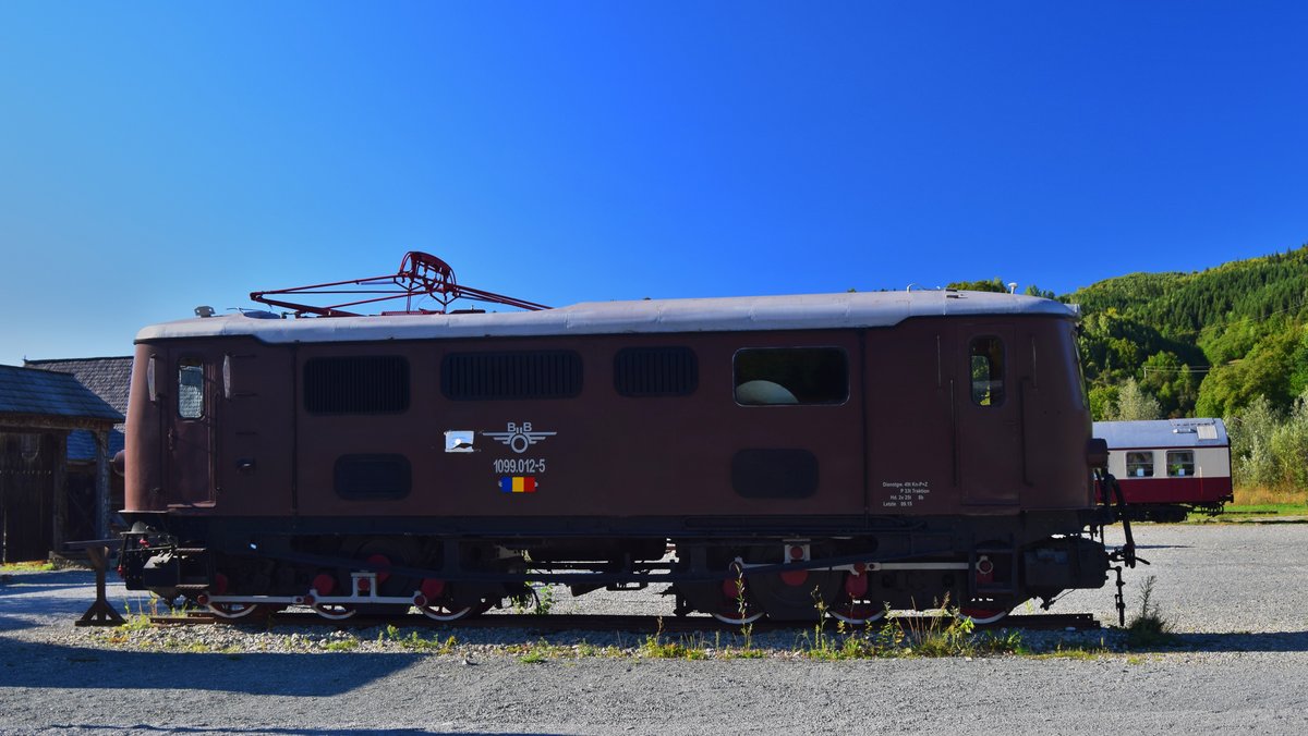 Diese E-Lok Baureihe 1099, ehemals ÖBB steht ausgestellt im Bahnmuseum Viseu de Sus. Foto vom 14.09.2017