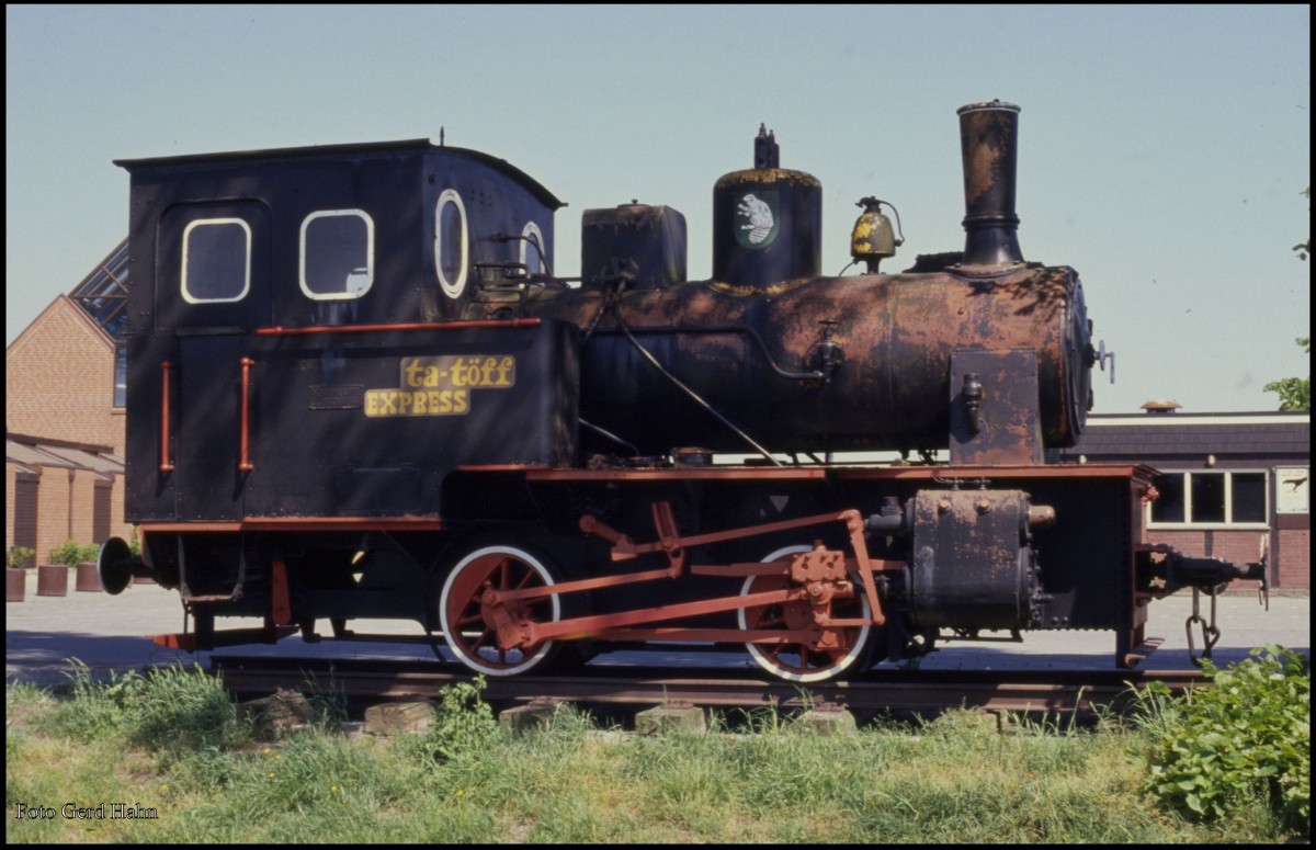 Diese ehemalige Dampflok Nr. 13051, Bj. 1932, der Borkumer Kleinbahn stand am 24.5.1989 als   Werbeträger  der Disco Tatöff am Rand eines Parkplatzes in Bevern.
Ich bin seit diesem Foto nie wieder dort gewesen. Vielleicht kann ja jemand etwas über den heutigen Zustand oder Verbleib der Lok mitteilen!