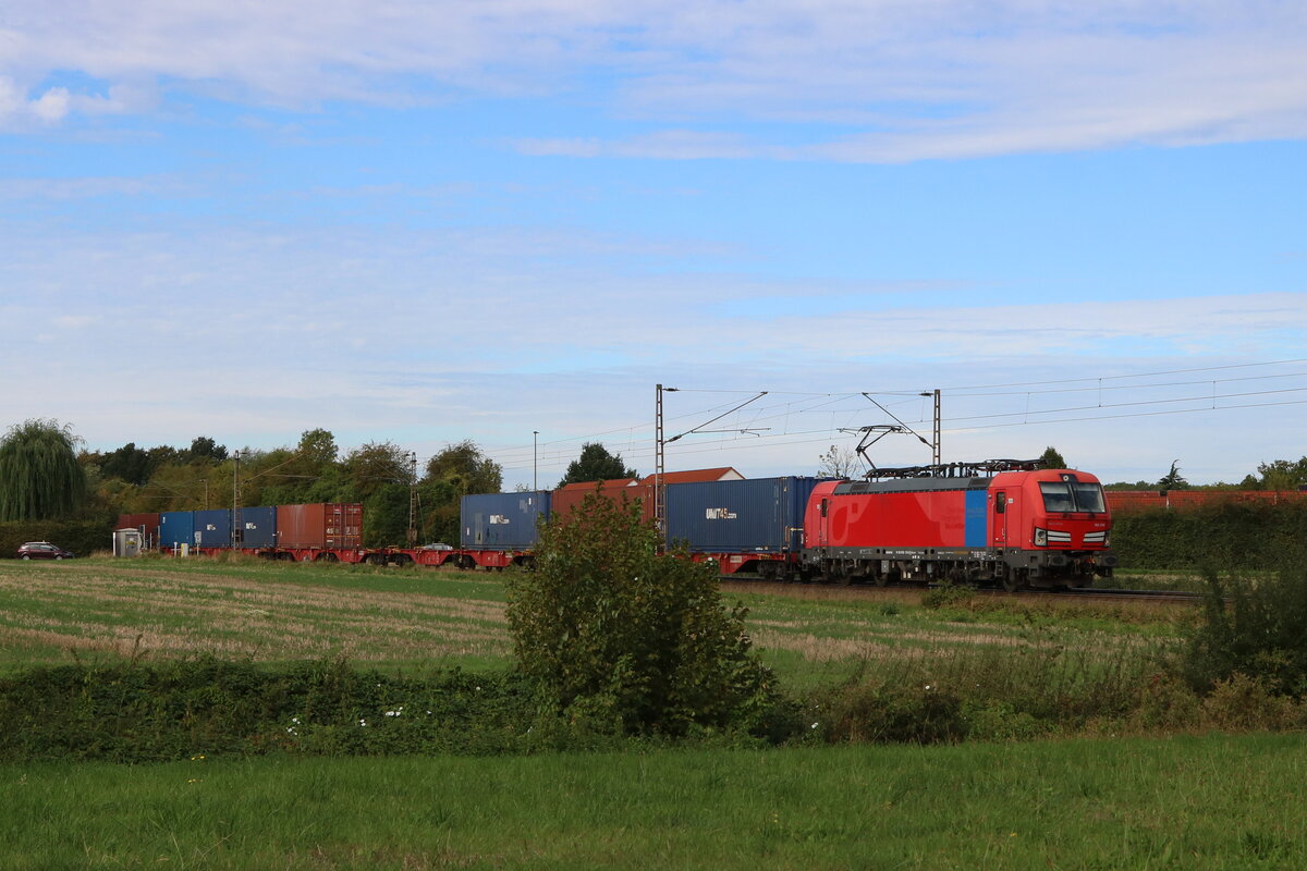 Diese ehemalige DB Cargo Vectron. 193 310 trug bis zum Halterwechsel nach Railpool die  Das ist grün  Folierung. Am 11.9.2026 war die Lokomotive auf dem Weg von Hamm in Richtung Altenbeken.

