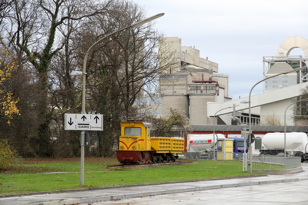 DIese ehemalige Werkbahnlok steht in der Einfahrt des Zementwerks Hannover der HeidelbergerCement.
Aufnahmedatum: 20. November 2016.