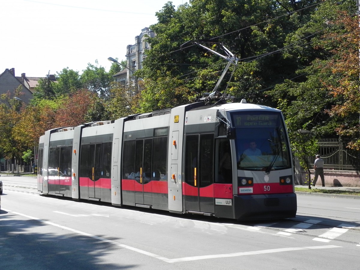 Diese ehemalige Wiener Straenbahn fhrt nun in Oradea. Ich war sehr berrascht diese Bahn dort zu sehen, denn wirklich alt sind die Zge noch nicht. 30.08.2013 um 11:55 Uhr. 
