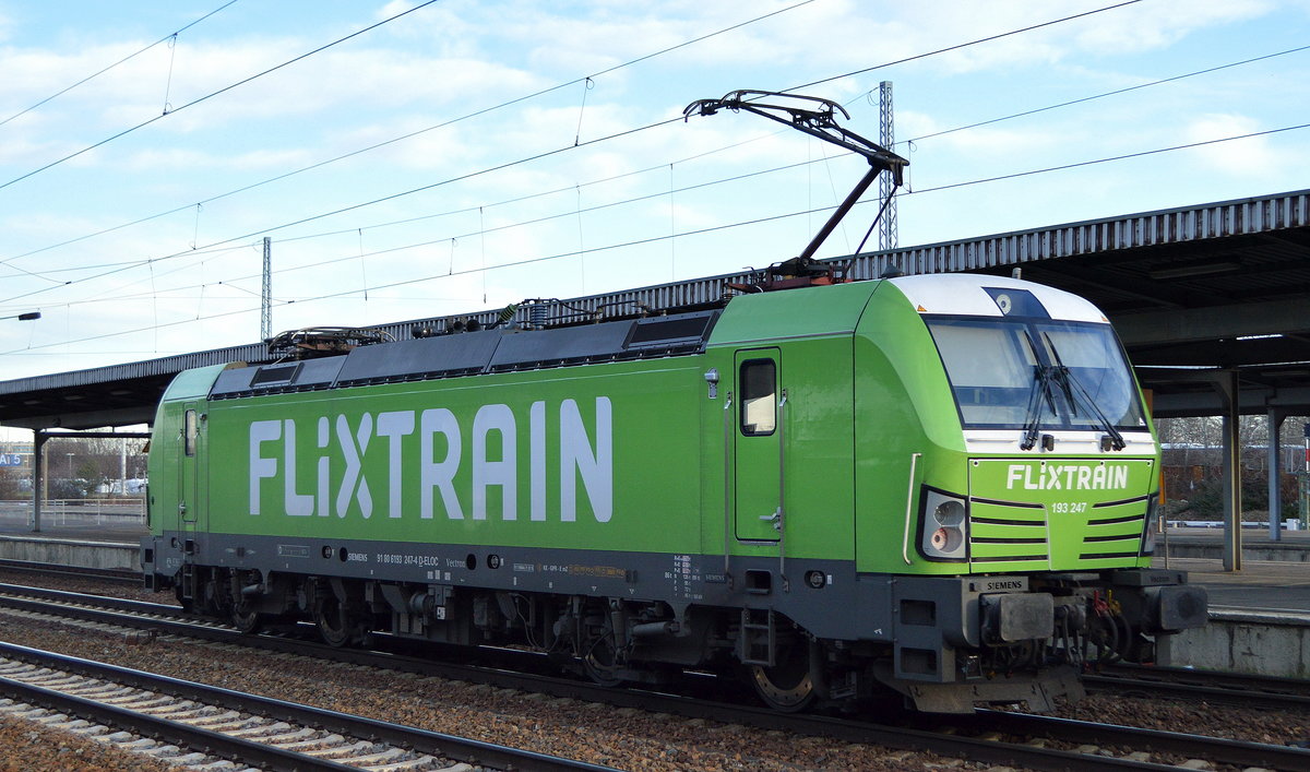 Diese ELL - European Locomotive Leasing, Wien [A]  193 247  [NVR-Nummer: 91 80 6193 247-4 D-ELOC] nun also auch Flixtrain Design bei der Durchfahrt Bf. Flughafen Berlin Schönefeld, 15.01.20