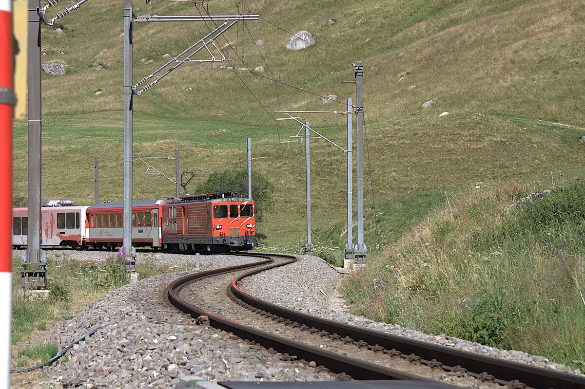 Diese Fahrzeuge geh�ren bald zu den historischen Fahrzezgent. Hier f�hrt am 05.07.2026 ein Pendelzug von Realp Richtung Andermatt.