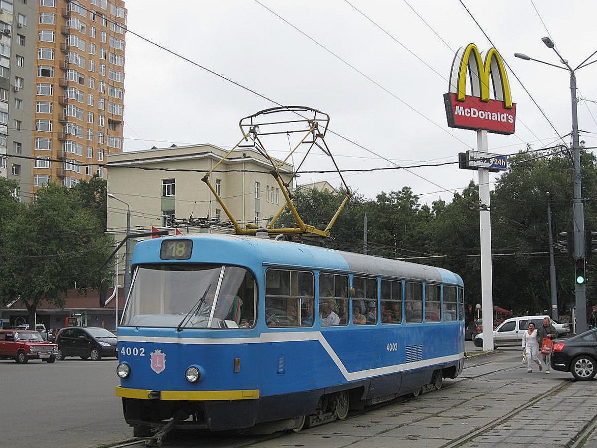 Diese Firma als Hintergrund lässt nicht unbedingt Odessa als Stadt vermuten.
Aber sie ist wohl überall auf der Welt präsent. Die alte Tatra Tram dagegen ist eher den östlichen Staaten vorbehalten. Die Aufnahme entstand am 31.5.2009 in Odessa am schwarzen Meer.