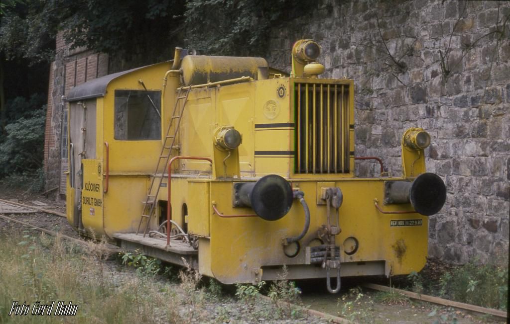 Diese gelbe Köf II, eine Orenstein & Koppel Lok mit der Nummer 26005, war am 11.9.1988 noch im Outfit ihres alten Arbeitgebers, der Klöckner Durilit, am Piesberg in Osnabrück anzutreffen!