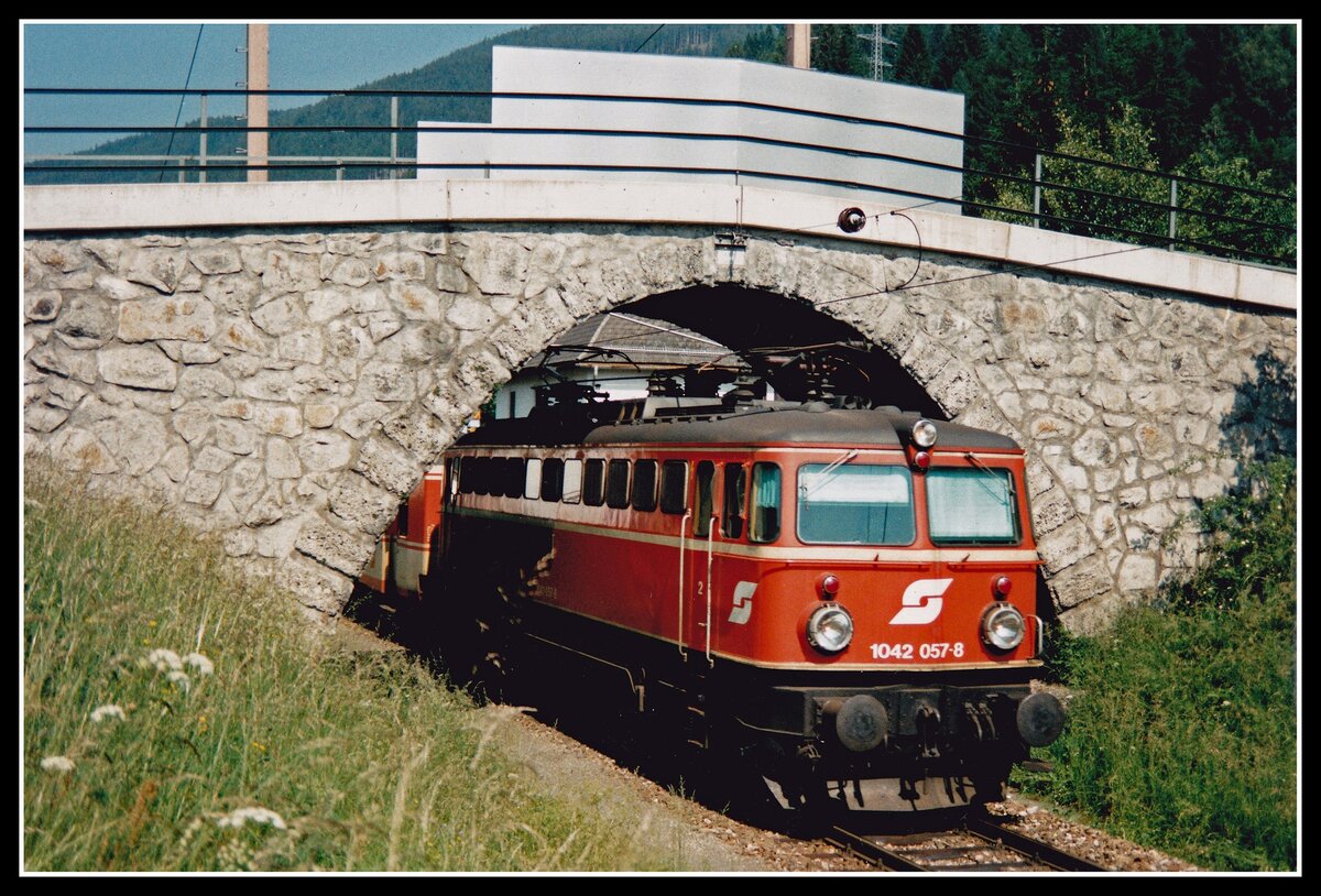 Diese gemauerte Brücke befindet sich im Bahnhof Mandling. 1042 057 passiert am 26.06.1989 mit einem Regionalzug dieses Bauwerk.