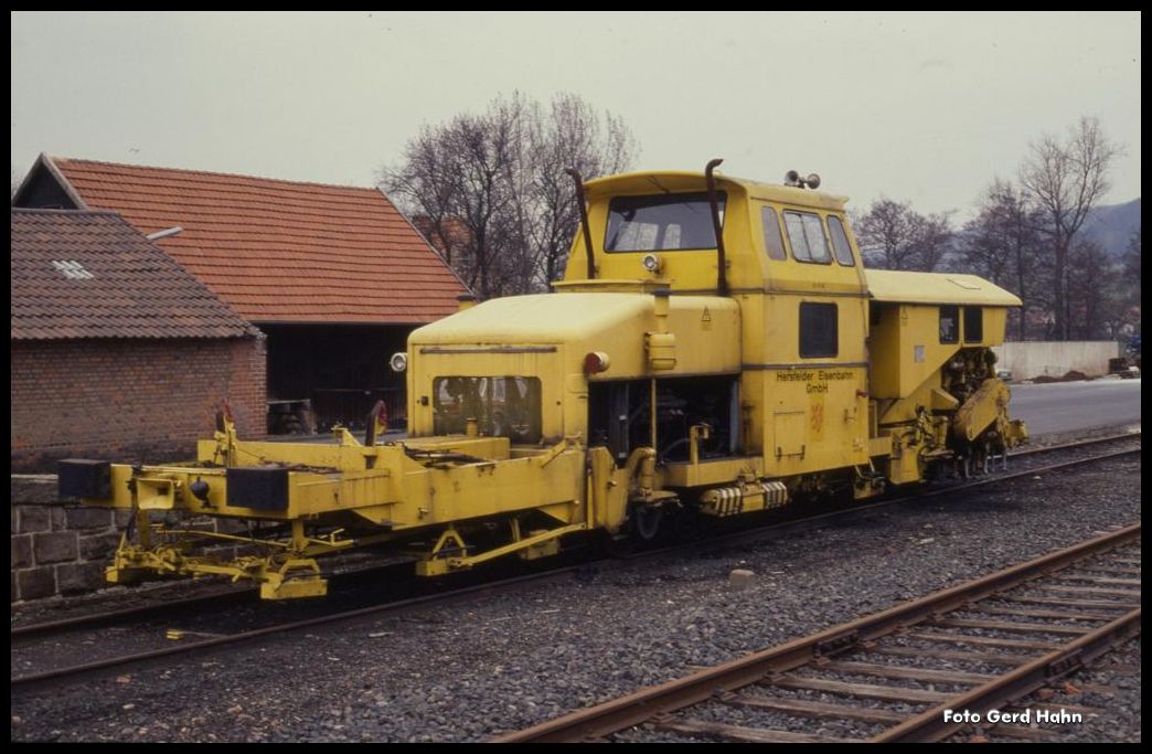 Diese Gleisbau- bzw. Instandhaltungsmaschine war am 29.3.1991 im Bahnhof Schenklengsfeld zu sehen und gehörte der Hersfelder Kreisbahn.