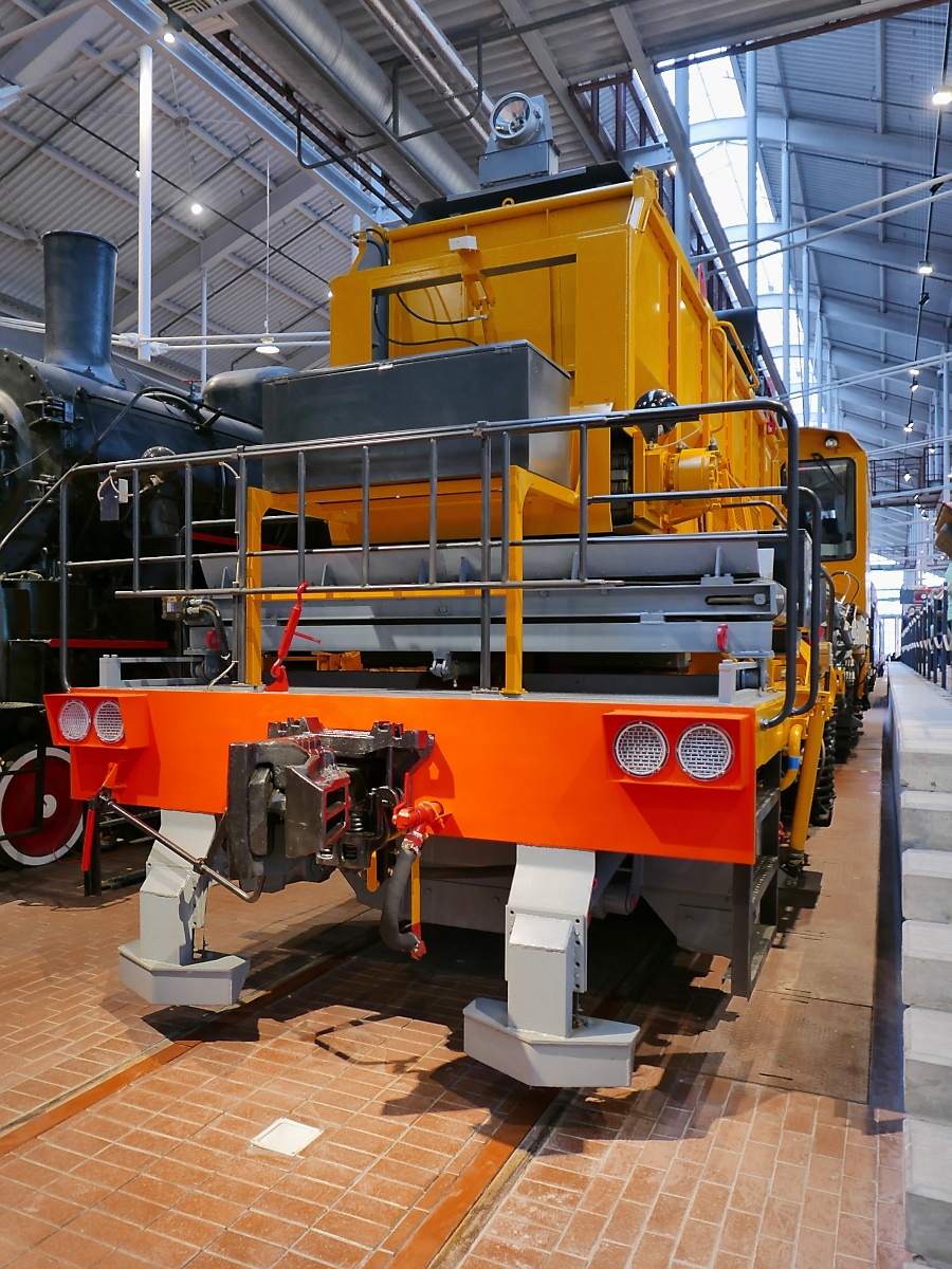 Diese Gleisbaumaschine РПБ-01 von Kalugaputmash sieht noch fabrikneu aus, und man fragt sich was sie im Russischen Eisenbahnmuseum in St. Petersburg macht? 
4.11.2017
