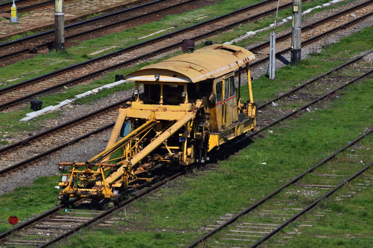 Diese Gleisbaumaschine stand am 09.04.2018 in Bahnhof Ramnicu Sarat
