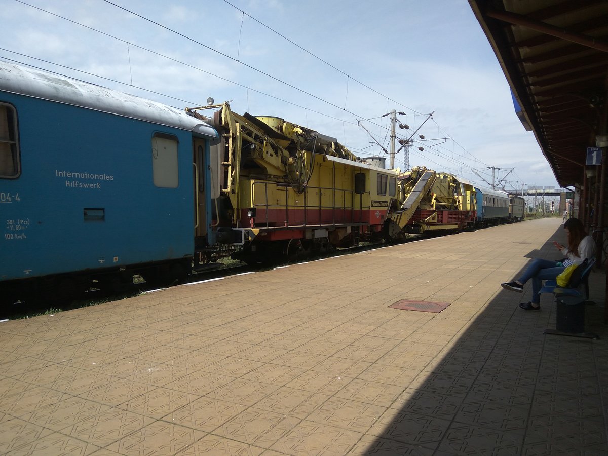 Diese Gleisbaumaschine war teil eines Bauzuges der am 13.05.2017 durch Bahnhof Roman fuhr.