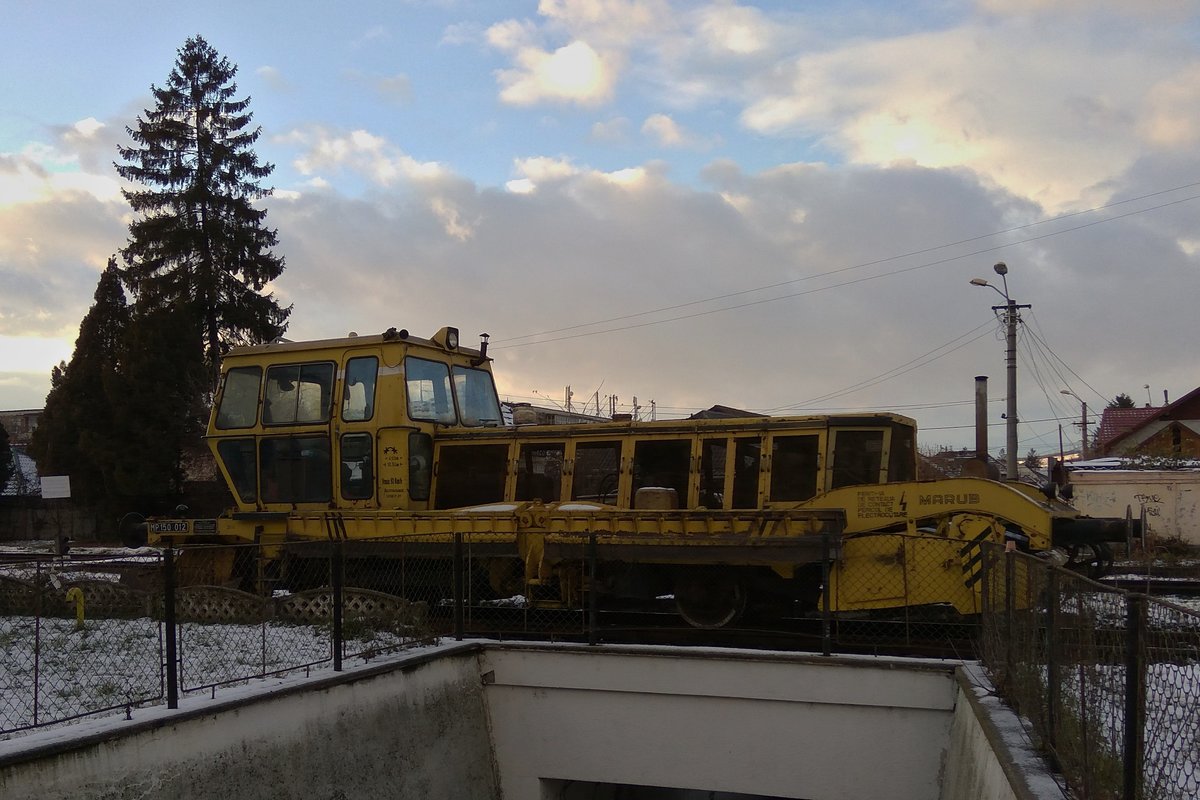 Diese Gleisbaumaschine wartete an der Einfahrt im Bahnhof Targu Mures am 02.12.2016.