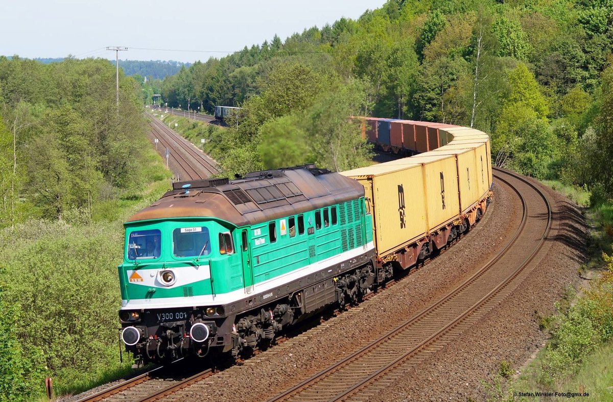 Diese grünen 241 kamen früher , als das noch  die Wismut  war, über die Wismut-Werksbahn nicht hinaus. Jetzt gehören die Loks zu SBW und schon kamen ab und zu richtige  Auswärtseinsätze . Hier zieht 241001 einen Containerzug hinter Oberkotzau in Richtung Marktredwitz. Hinter der Lok unten im Tal die Strecke Richtung Münchberg/Schiefe Ebene... Foto vom 21.05.2014.