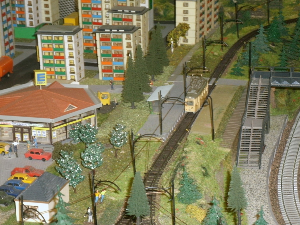 Diese H0-Straenbahn dreht auf der groen Ghrener Anlage ihre Runden.Aufgenommen am 13.September 2013.