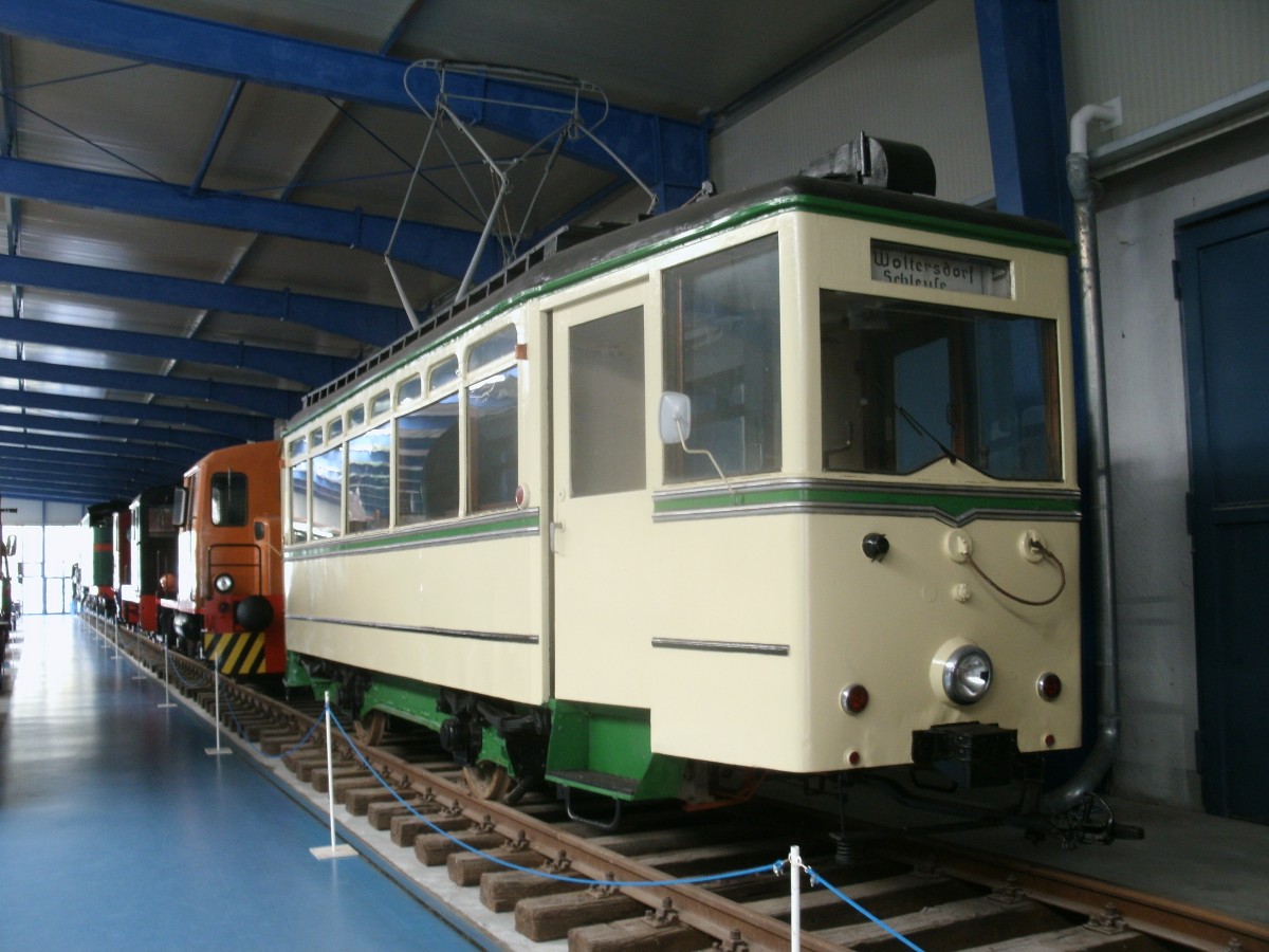Diese historische Straßenbahn von der Woltersdorfer-Straßenbahn steht im Eisenbahn-und Technikmuseum Prora.Aufnahme vom 12.April 2014.
