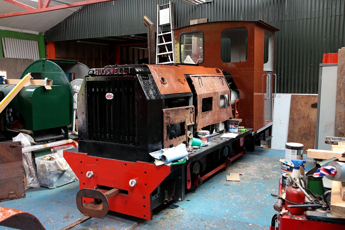 Diese Hudswell Clarke wurde 1949 mit der Fabr.-Nr. 750 gebaut und befand sich am 02.05.2018 in Aufarbeitung in einer Fahrzeughalle an der Stn. Becconsall. Sie wird bei der West Lancashire Light Railway als Nr. 38 geführt.