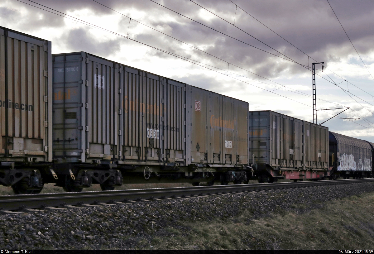 Diese interessanten High-Cube-Container der Continental AG werden auf mir unbekannten Tragwagen (vorne) sowie einem Tragwagen für Container und Jumbo-Wechselbehälter der Gattung  Sgkkms  (31 80 4522 492-6 D-DB) in einem gemischten Gz in Peißen Richtung Delitzsch transportiert.
Aufgenommen im Gegenlicht.

🧰 DB Cargo
🚩 Bahnstrecke Halle–Cottbus (KBS 219)
🕓 6.3.2021 | 15:39 Uhr