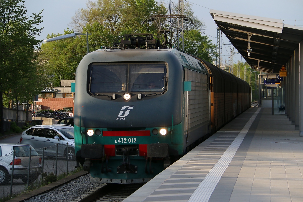Diese italienischen E412 012 kam am Abend des 22.04.2014 mit ARS-Autotransportwagen in Richtung Laim durch Oberschleißheim.
