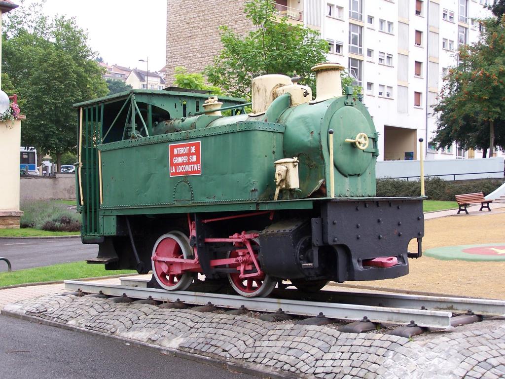 Diese kleine Dampflok steht in Villerupt als Denkmal (06.08.2005)