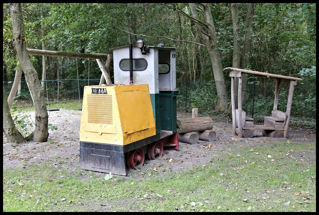 Diese kleine Diema Feldbahnlok dient heute auf dem Spielplatz am Moormuseum in Geeste als besondere Kinder Attraktion. Am 6.10.2021 hielt ich sie dort im Bild fest.