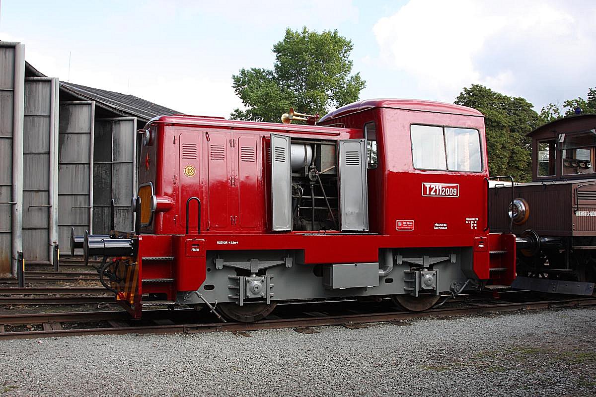 Diese kleinen Rangierlokomotiven sah jeder Modellbahner wohl zuerst bei Piko in den Katalogen. In der Tschechoslowakei waren sie im Original mit der Baureihen Bezeichnung T 211 in zahlreichen Depots anzutreffen. Diese T 211.2009 von CKD hat im Museum Jaromer ihre Bleibe gefunden und wird dort, wie man sehen kann, sehr gut gepflegt. Die Aufnahme entstand bei einem Tag der offenen Tür in Jaromer am 21.8.2013.
