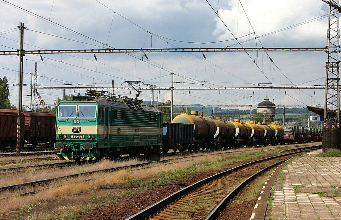 Diese Kombination kannte ich bis dahin auch noch nicht. 163046 der CD fährt am 1.6.2005 mit einem Militärzug in Valasski Mezirici ein. Gleichzeitig werden im Zug
Tankwagen mitgeführt. 