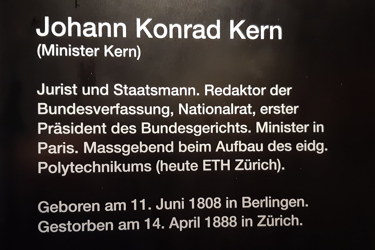 Diese lehrreichen Informationstafeln findet man in jedem Wagen eines ICN RABDe 500. SIe geben in einigen Worten Wissenswertes über den Taufpaten des ICN. In diesem Fall ist es die Infotafel des RABDe 500 036  Minister Kern .

St. Gallen HB, 26.11.2020