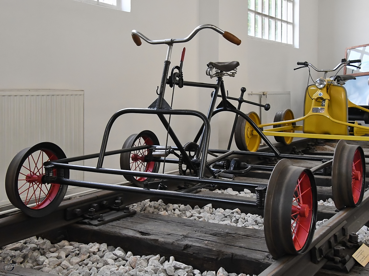 Diese leichte Draisine war Ende August 2019 im Eisenbahnmuseum Ljubljana ausgestellt.