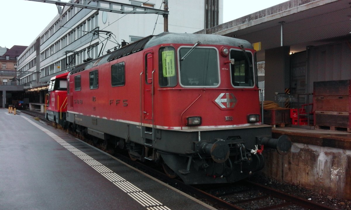 Diese Lok war ursprünglich mal orange - steingrau gespritzt und zog die legendären  Swiss Express  Züge von St. Gallen nach Genf. Diese Ära ist leider schon länger vorbei und die Re 4/4 11133 (Re 420 133) verkehrt seit gut zwanzig Jahre schon in rot. Hier ist sie in St. Gallen HB abgestellt.

St. Gallen HB, 09.10.2019