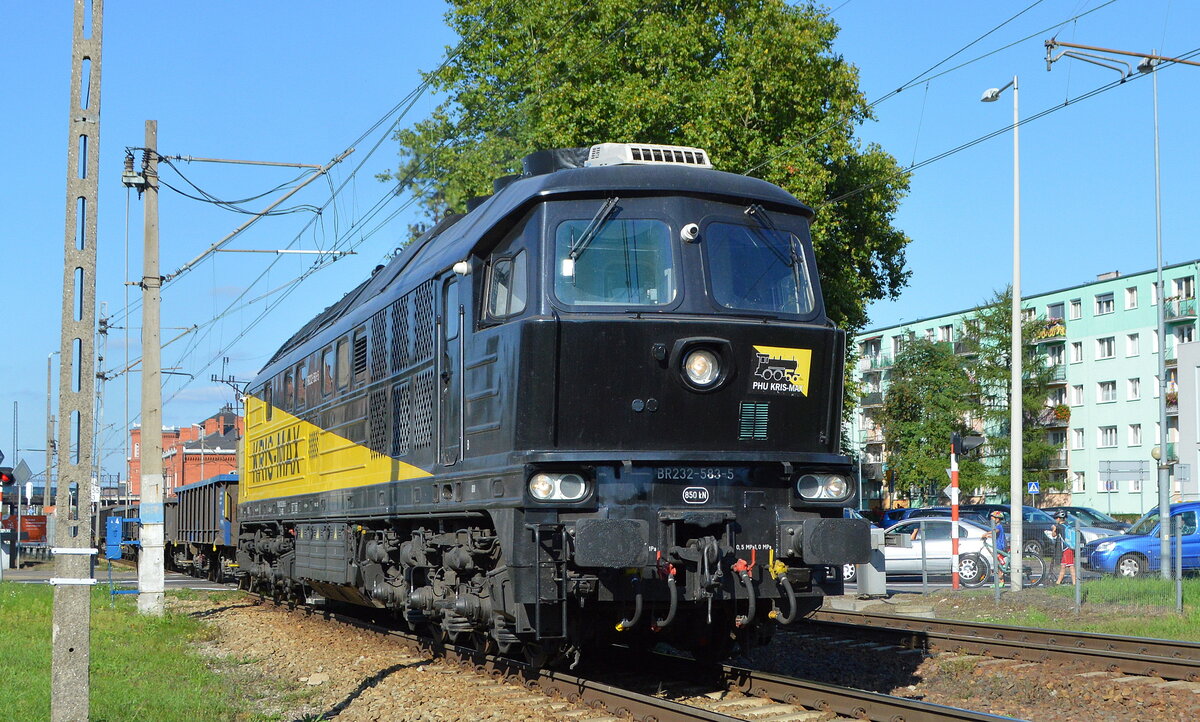 Diese Ludmilla aus Deutschland wird nun auch zu Leasingzwecken in neuen Farben der Fa. PHU KRIS-MAX Krzysztof Janakowski in Polen eingesetzt, es ist  BR232-583-5  [NVR-Nummer: 92 80 1232 583-5 D-KRIS], die hier mit einem Ganzuug offener Drehgestell-Güterwagen (VTG) gerade durch den Bf. Kostrzyn (Polen) gefahren ist, 14.09.21