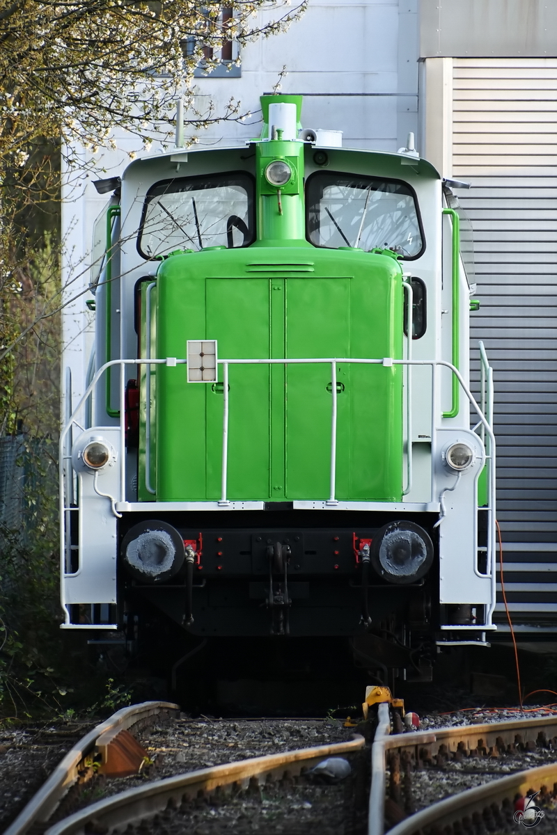 Diese mir unbekannte Diesellokomotive habe ich im April 2023 in Hattingen ablichten können. (Standort: Bürgersteig Eickener Str.)