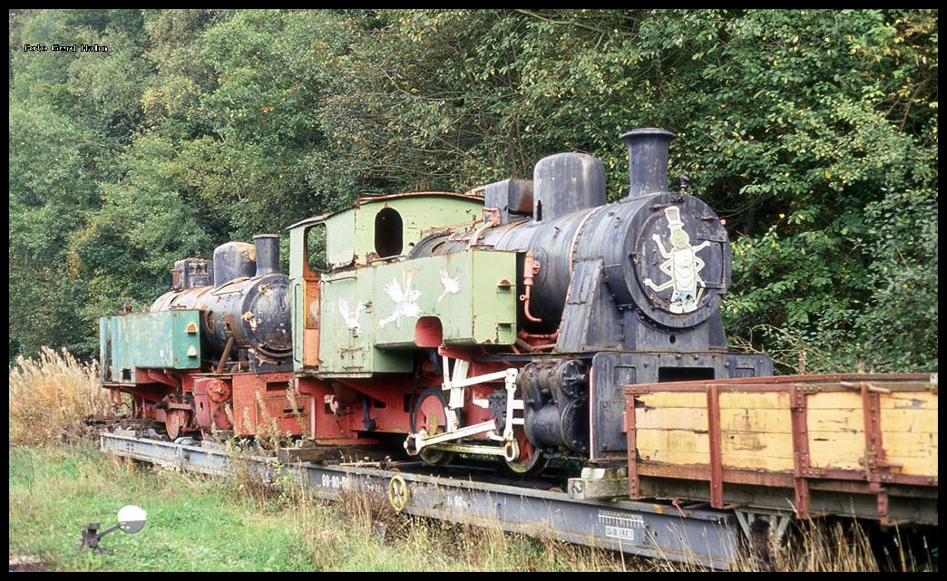 Diese mir unbekannten ehemaligen Spielplatz Lokomotiven standen am 2.10.1994 in Hüinghausen bei der Museumseisenbahn Sauerländer Kleinbahn auf einem Rollwagen und warteten auf ihre Aufarbeitung!