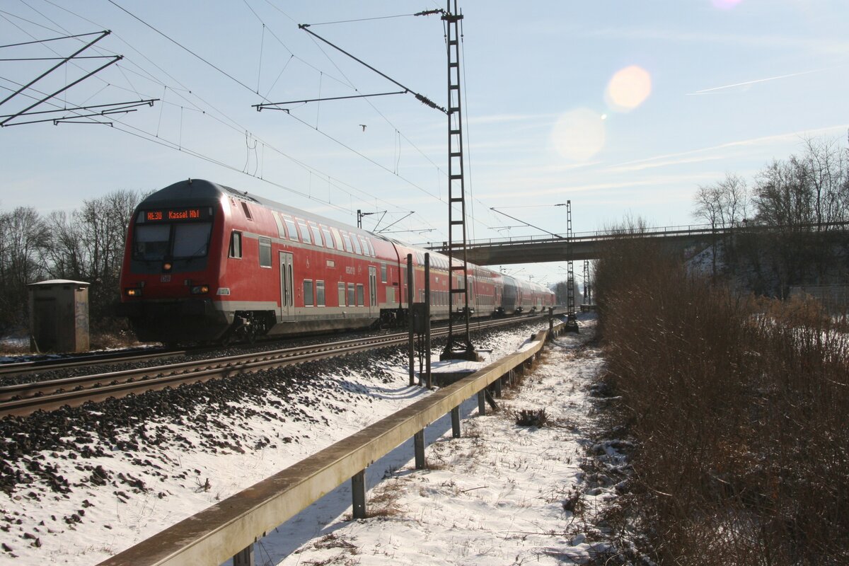 Diese mit einer 146 bespannte DOSTO-Garnitur ist am schneeigen Tag, dem 14.02.2021, von mir als RE30 Kassel Hbf in Fronhausen eingefangen worden.