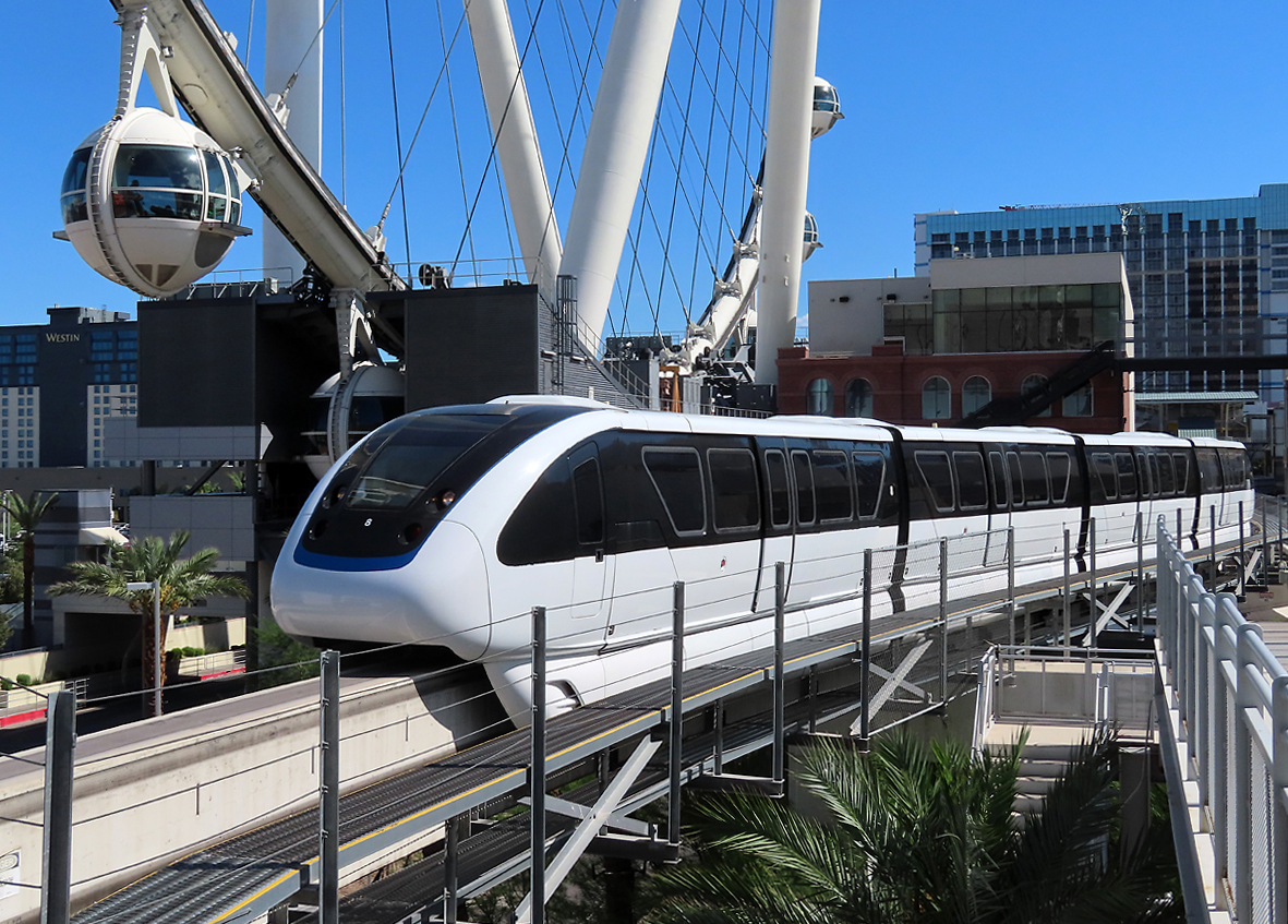 Diese Monorail verkehrt vom MGM Grand Hotel bis zur Station Sahara Las Vegas. Hier passiert sie das Riesenrad in der Nhe der Station Harrah's & The LINQ Monorail Station. Las Vegas, 16.8.2022