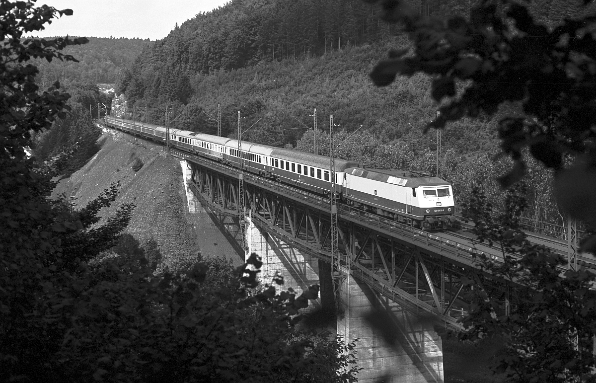 Diese Motiv hat sich in mehrfacher Hinsicht erledigt : Dichte Vegatation verdeckt ( gn�dig ) den Blick auf die inzwischen auf dieser Viaduktseite vorhandene L�rmschutzwand und auf eine 120 kann man inzwischen auch lange warten. Am 27.8.1981 waren nat�rlich neben 118 und 194 auch die nagelneuen Vorserien-120 Objekt der Begierde. 120 003 ist mit IC in Richtung M�nchen unterwegs.
