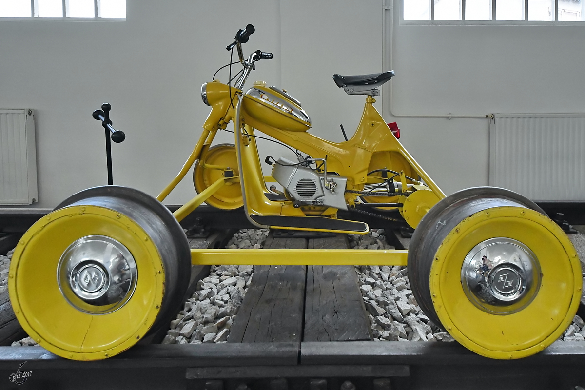 Diese Motordraisine wurde auf Basis des Mopeds Tomos Colibri hergestellt. (Eisenbahnmuseum Ljubljana, August 2019)
