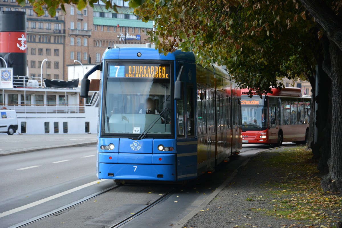 Diese Niederflurstraßenbahn (7) fährt nach Djurgården am 16.09.2014.