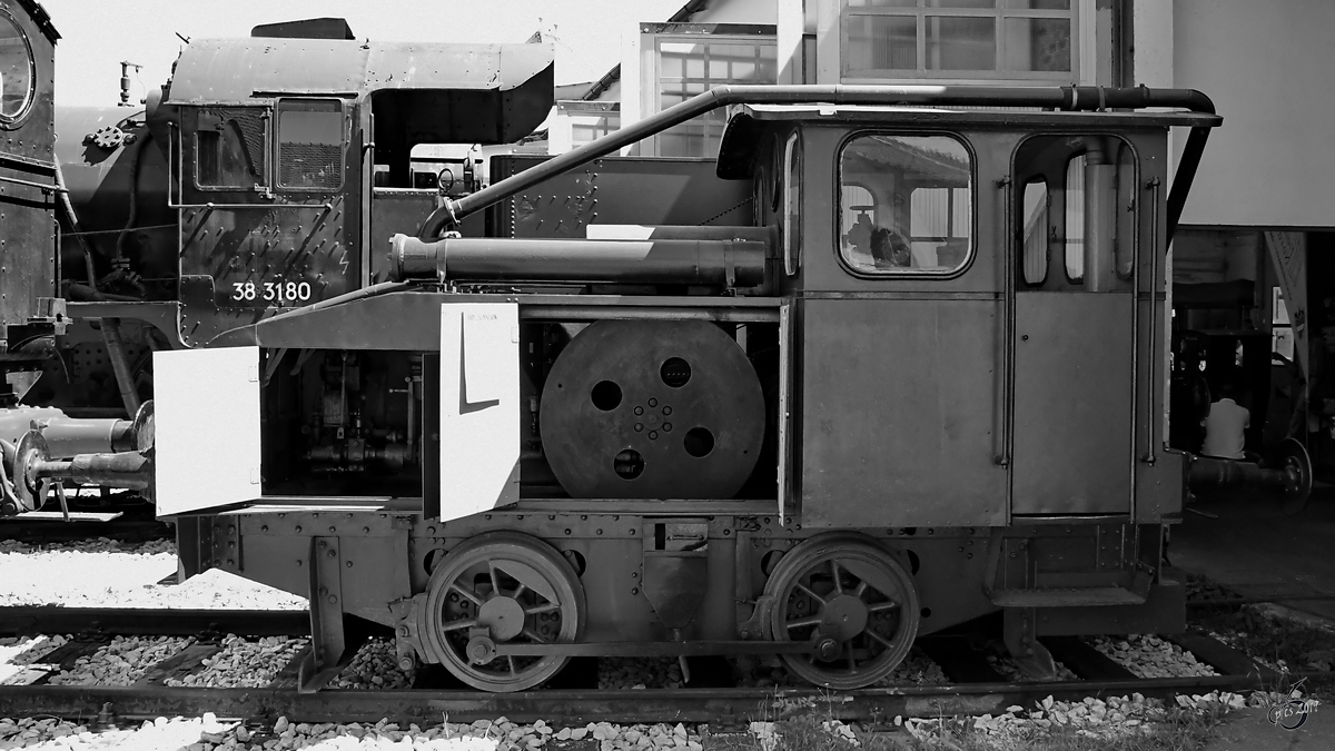 Diese Rangierlokomotive wurde 1916 bei Deutz gebaut, 1935 auf Holzgasantrieb mit einer Leistung von 42PS umgerüstet und war bis 1974 im Einsatz. (Bayerisches Eisenbahnmuseum Nördlingen, Juni 2019)