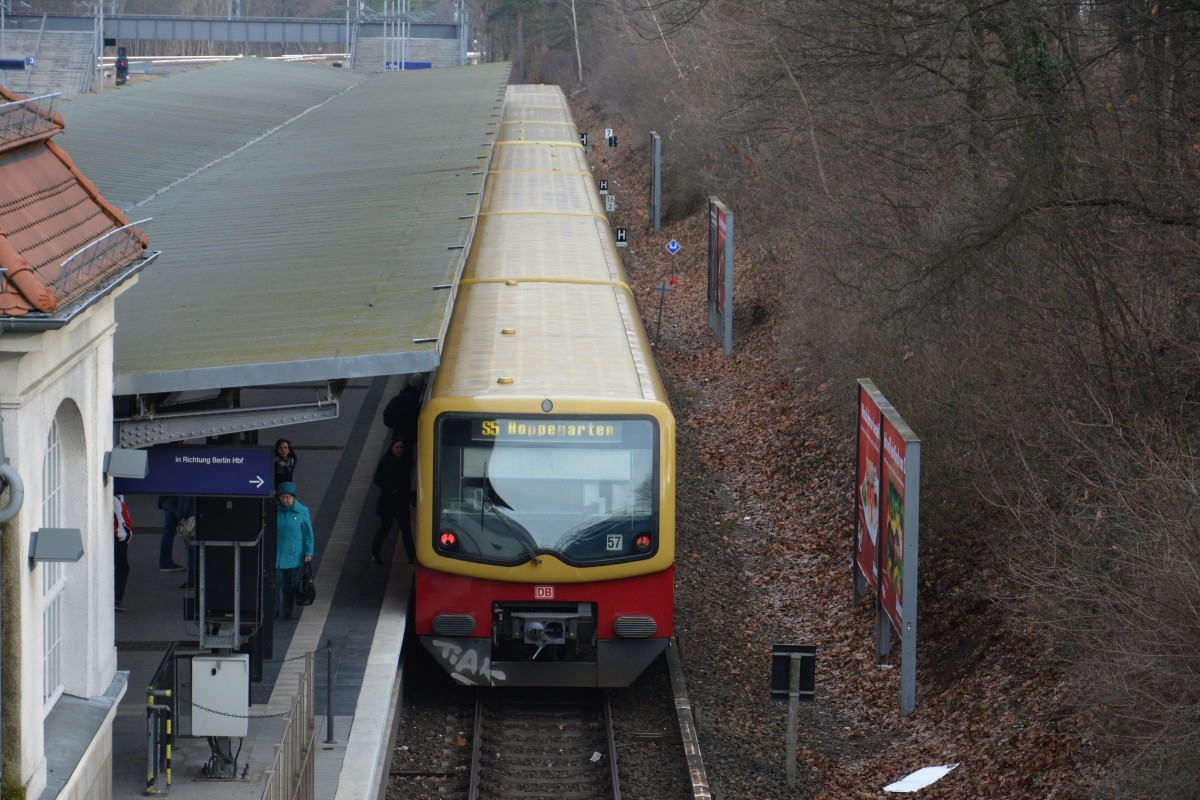 Diese S5 nach Hoppegarten steht am 17.01.2015 im S-Bahnhof Berlin Olympiastadion.