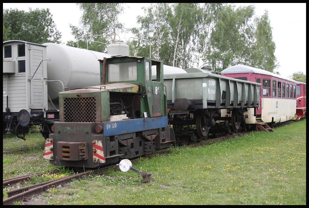 Diese Schmalspurlok DH 120 Nummer 8 für 600 mm Spur stand am 22.6.2018 im Museum in Luzna u Rakovnika.