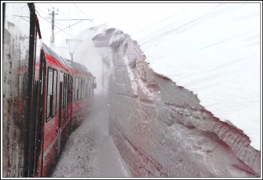 Diese Schneewächte ist selbst für die moderne Zaugg Schneeschleuder zu hoch. (05.02.2014)