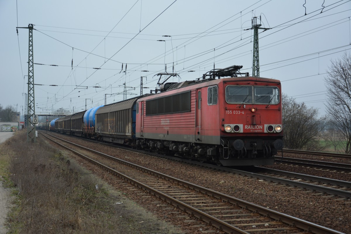 Diese schöne 155 033-4 zieht einen Güterzug in Richtung Genshagen. Aufgenommen am 12.02.2015 bei der Durchfahrt Bahnhof Saarmund.
