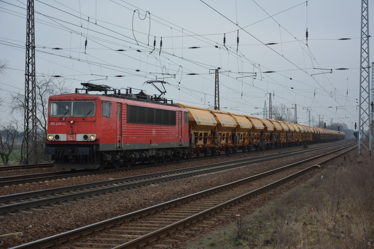 Diese schöne 155 245-4 zieht einen Güterzug in Richtung Michendorf. Aufgenommen am 12.02.2015 bei der Durchfahrt Bahnhof Saarmund.

