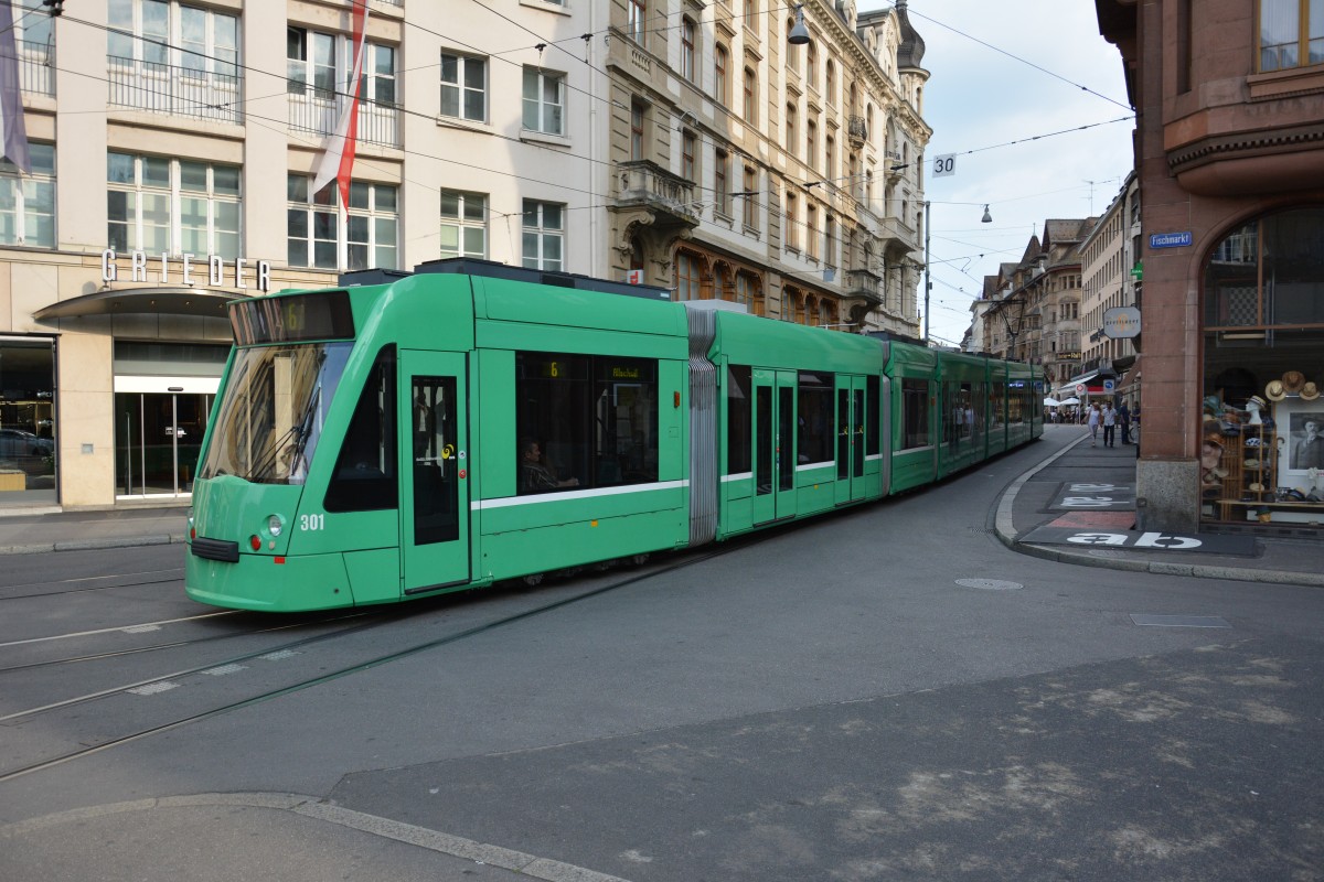 Diese Siemens Combino  316  ist am 07.06.2015 unterwegs auf der Linie 6. Aufgenommen am Fischmarkt.