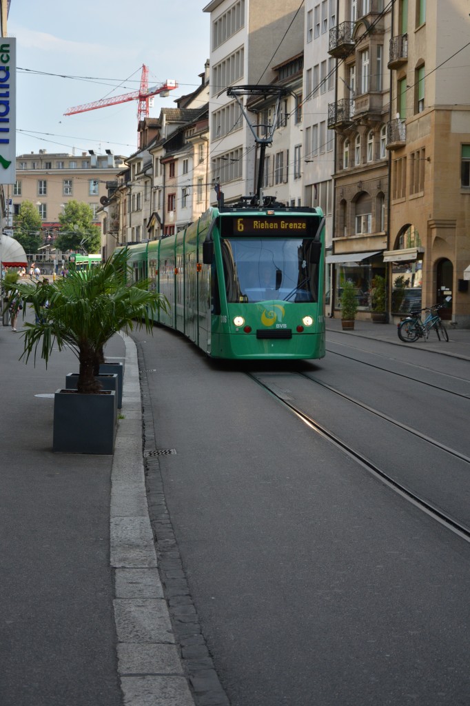 Diese Siemens Combino  316  ist am 07.06.2015 unterwegs auf der Linie 6 nach Riehen Grenze. Aufgenommen an der Falknerstrasse in Basel.