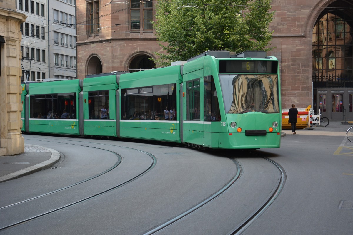 Diese Siemens Combino  316  ist am 07.06.2015 unterwegs auf der Linie 6 nach Riehen Grenze. Aufgenommen an der Falknerstrasse in Basel.