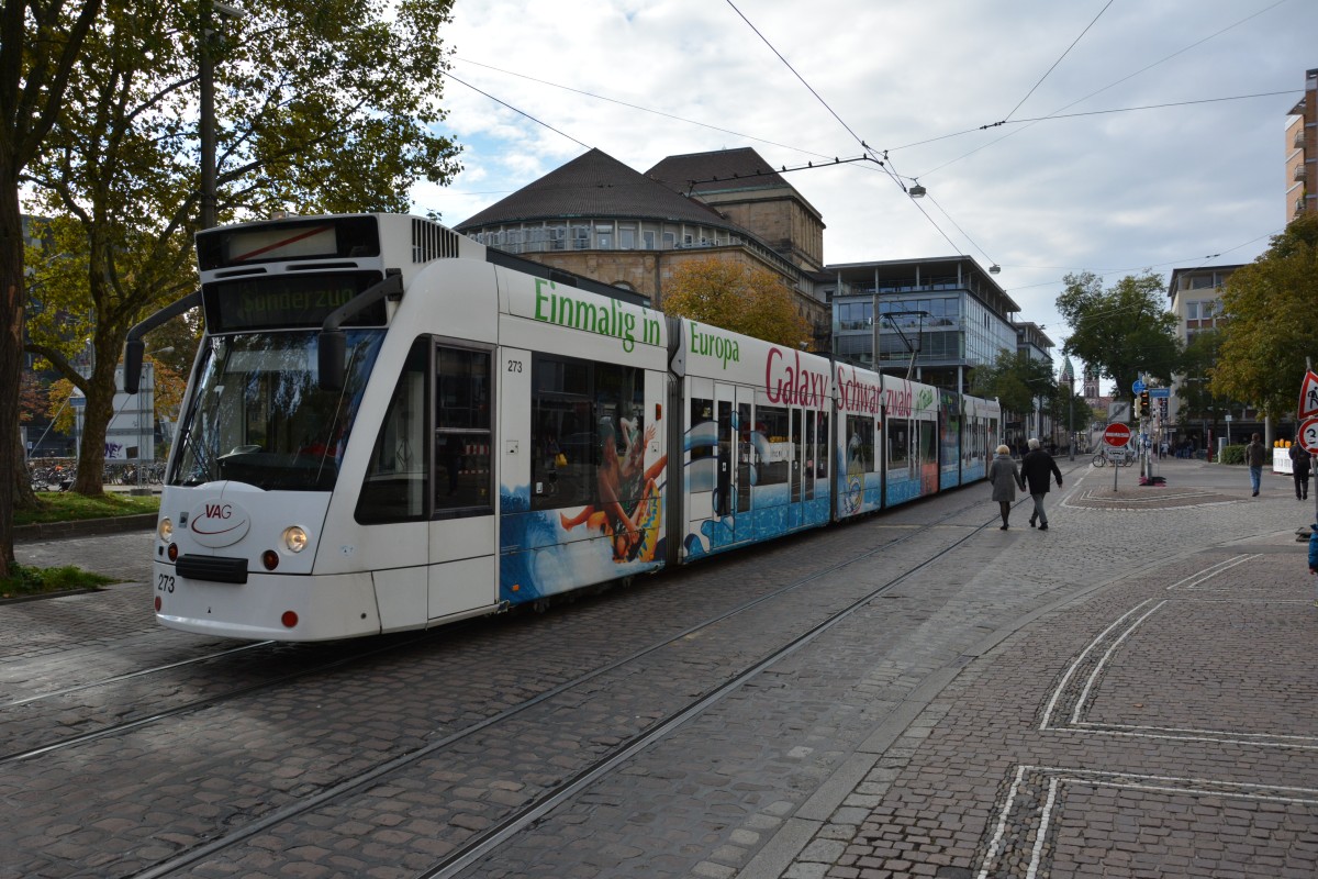 Diese Siemens Combino mit der Nummer  273  fährt am 18.10.2015 als Sonderzug durch Freiburg im Breisgau.
