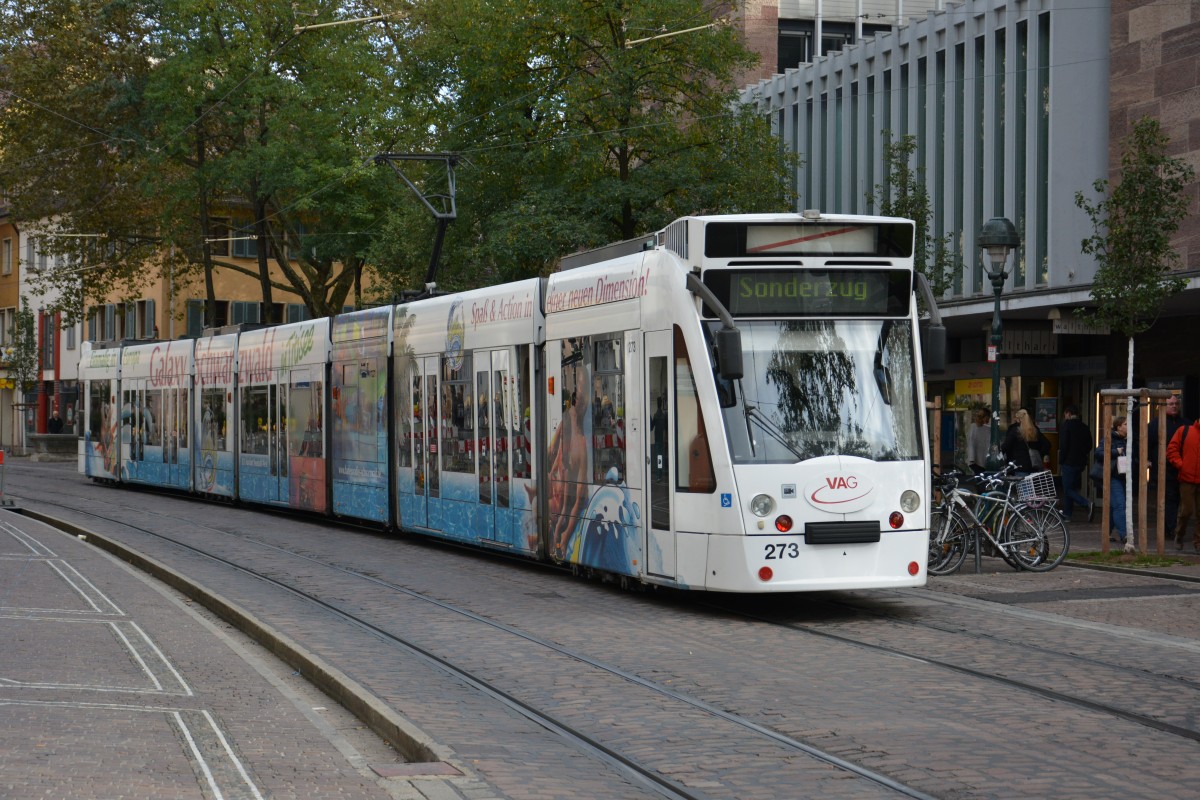 Diese Siemens Combino mit der Nummer  273  fährt am 18.10.2015 als Sonderzug durch Freiburg im Breisgau.
