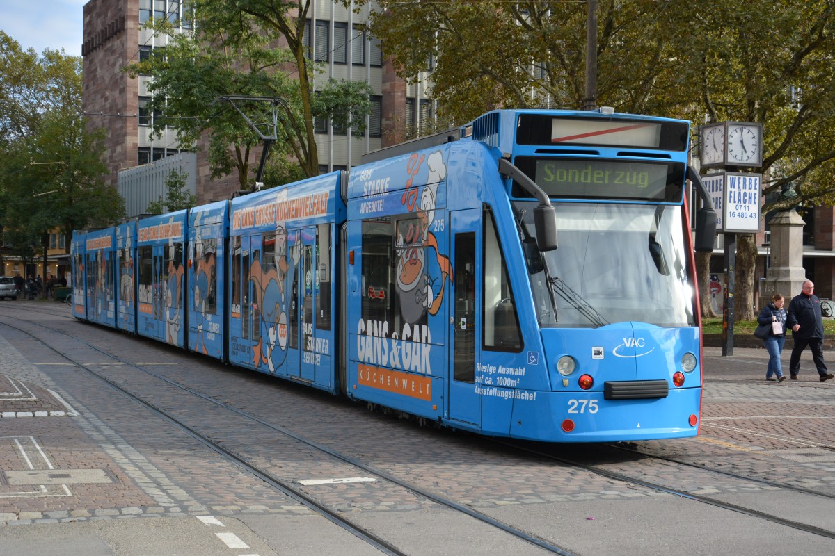 Diese Siemens Combino mit der Nummer  275  fährt am 18.10.2015 als Sonderzug durch Freiburg im Breisgau.
