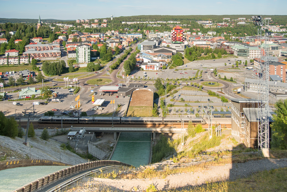 Diese Situation dürfte wohl weltweit einzigartig sein: Der Bahnhof Örnsköldsvik überspannt im nördlichen Bahnsteigbereich über eine Brücke den Auslauf einer Skisprungschanze. 10.06.2018